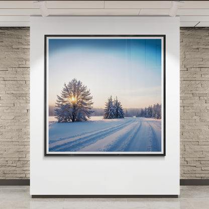 Winterliche Landschaft mit Schneepfad und Sonnenaufgang